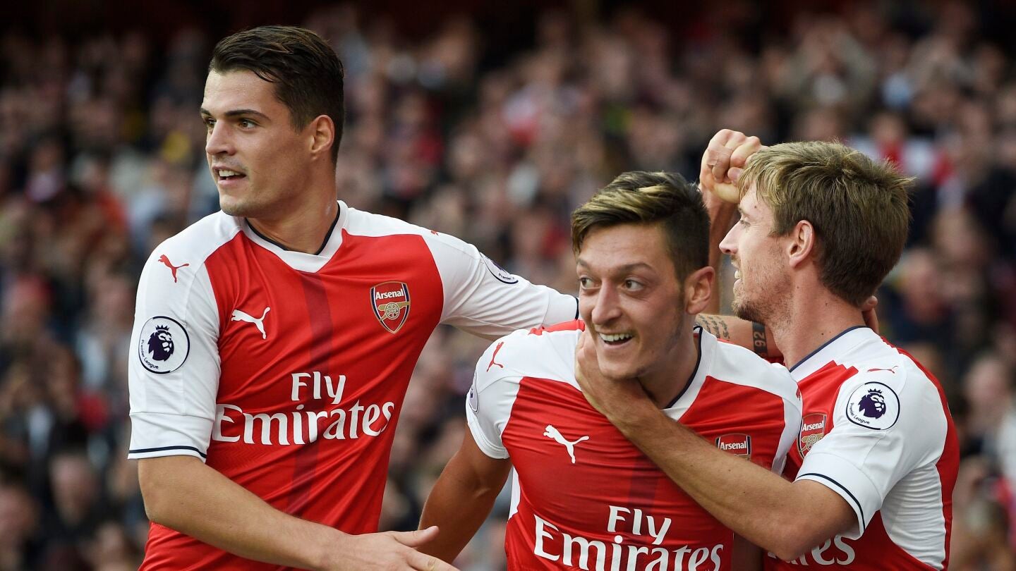 Los jugadores del Arsenal, celebrando el gol de &Ouml;zil ante el Swansea