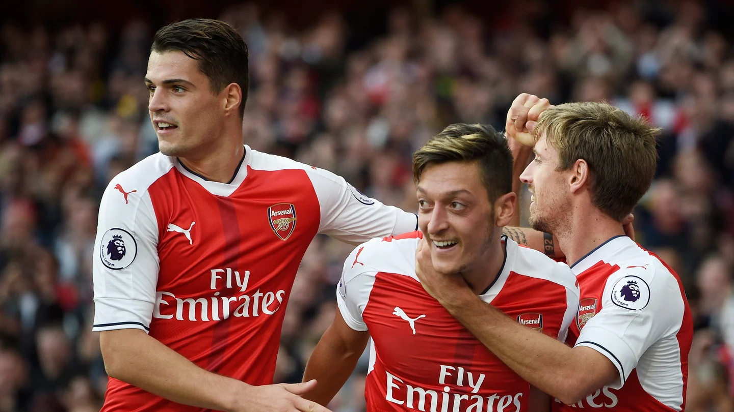 Los jugadores del Arsenal, celebrando el gol de Özil ante el Swansea Los jugadores del Arsenal, celebrando el gol de Özil ante el Swansea