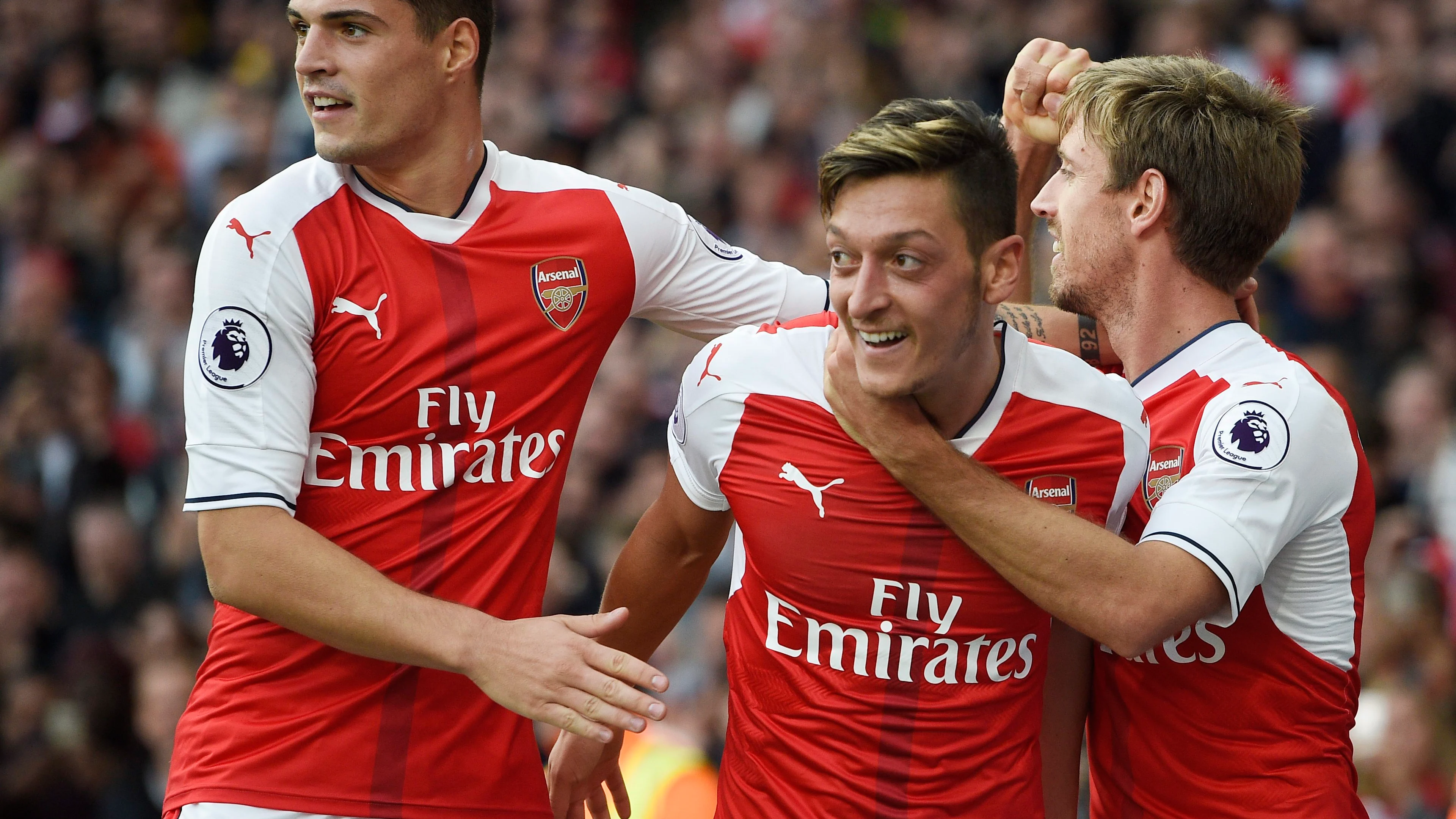 Los jugadores del Arsenal, celebrando el gol de Özil ante el Swansea