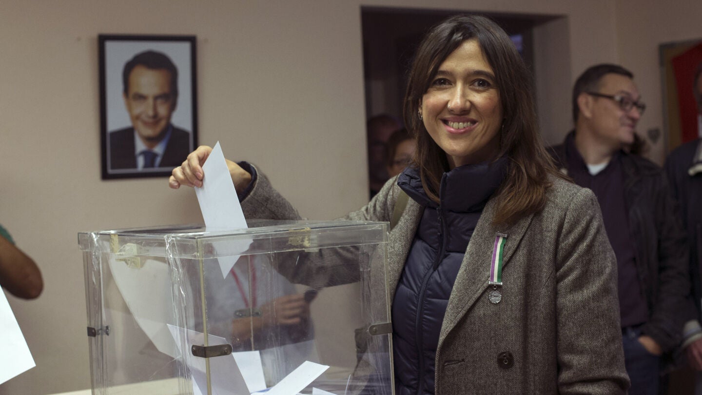 La candidata Nuria Parl&oacute;n vota hoy en Santa Coloma de Gramenet, en las elecciones primarias del PSC para erigirse en el primer secretario del partido