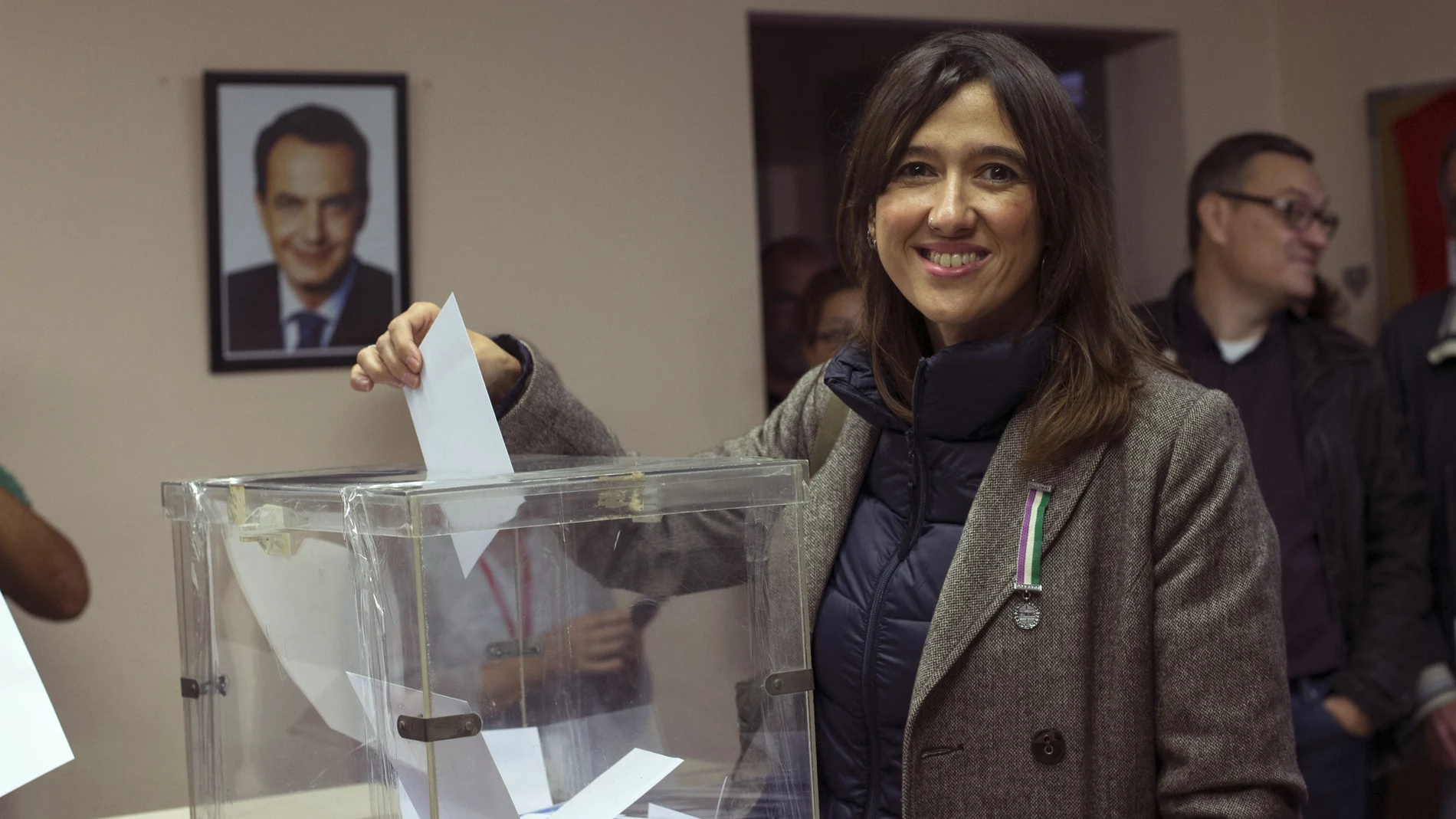 La candidata Nuria Parlón vota hoy en Santa Coloma de Gramenet, en las elecciones primarias del PSC para erigirse en el primer secretario del partido