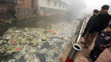 Un río convertido en un vertedero de residuos tóxicos
