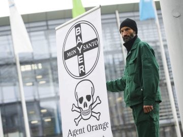 Un agricultor protesta contra la adquisición del fabricante estadounidense de transgénicos Monsanto por parte de Bayer por 66.000 millones de dólares Un agricultor protesta contra la adquisición del fabricante estadounidense de transgénicos Monsanto por parte de Bayer por 66.000 millones de dólares