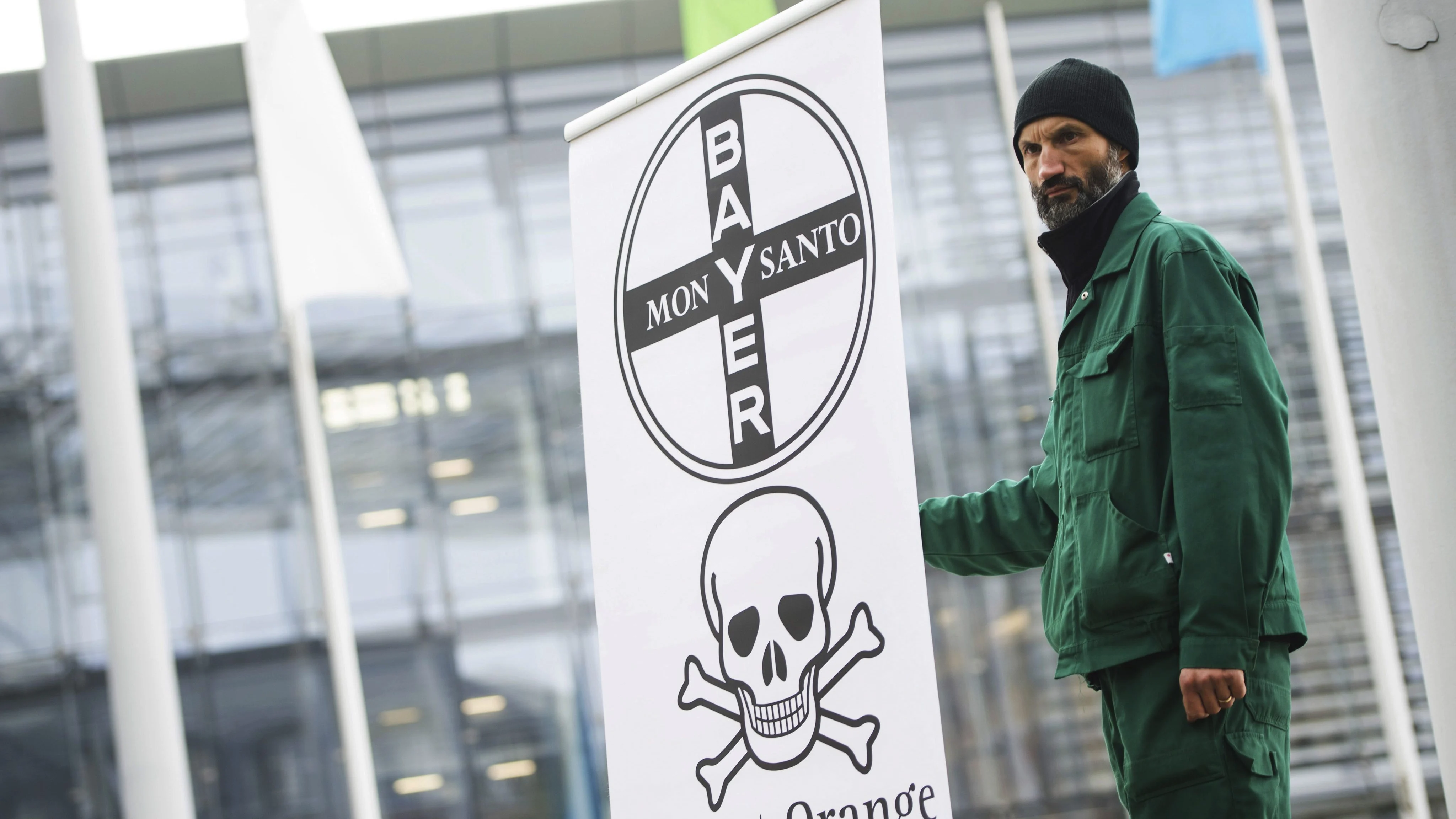 Un agricultor protesta contra la adquisición del fabricante estadounidense de transgénicos Monsanto por parte de Bayer por 66.000 millones de dólares