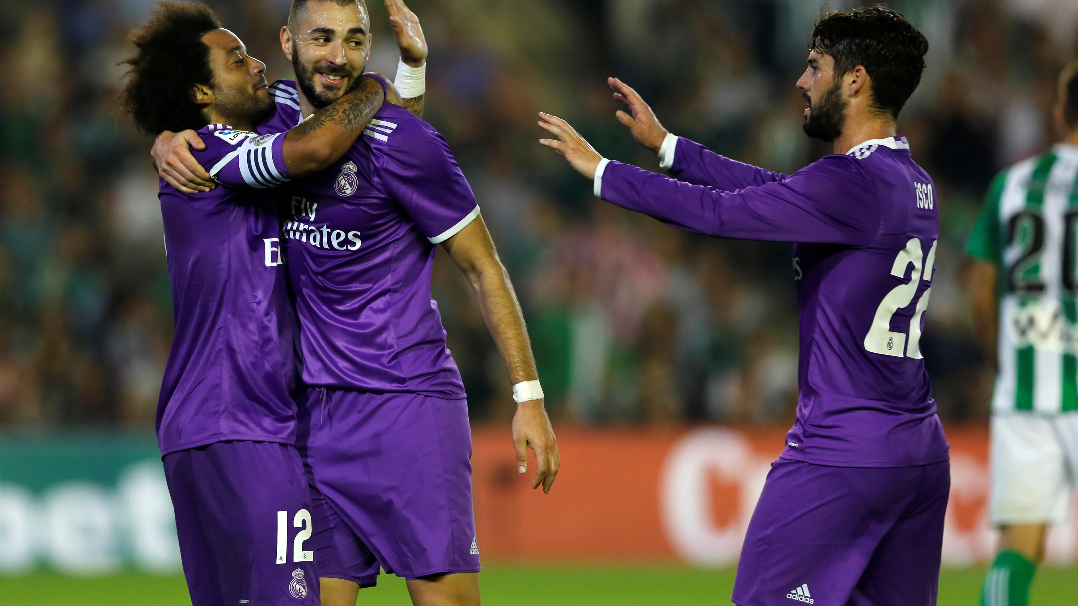 Los jugadores del Real Madrid, felices tras anotar un gol