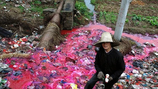 Una zona de campo contaminada de basura Una zona de campo contaminada de basura