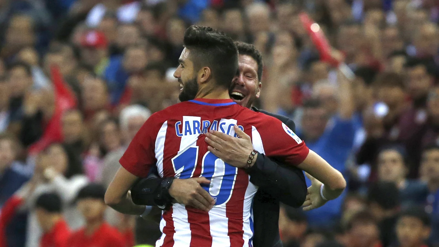 Simeone, celebrando con Yannick Carrasco su hat-trick ante el Granada Simeone, celebrando con Yannick Carrasco su hat-trick ante el Granada