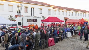Familiares de personas desaparecidas de varios puntos de España se unen a la gran batida que tiene lugar en Monesterio (Badajoz) en busca de algún indicio de Manuela Chavero