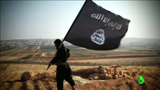 Un seguidor de Daesh ondea su bandera identitaria Un seguidor de Daesh ondea su bandera identitaria
