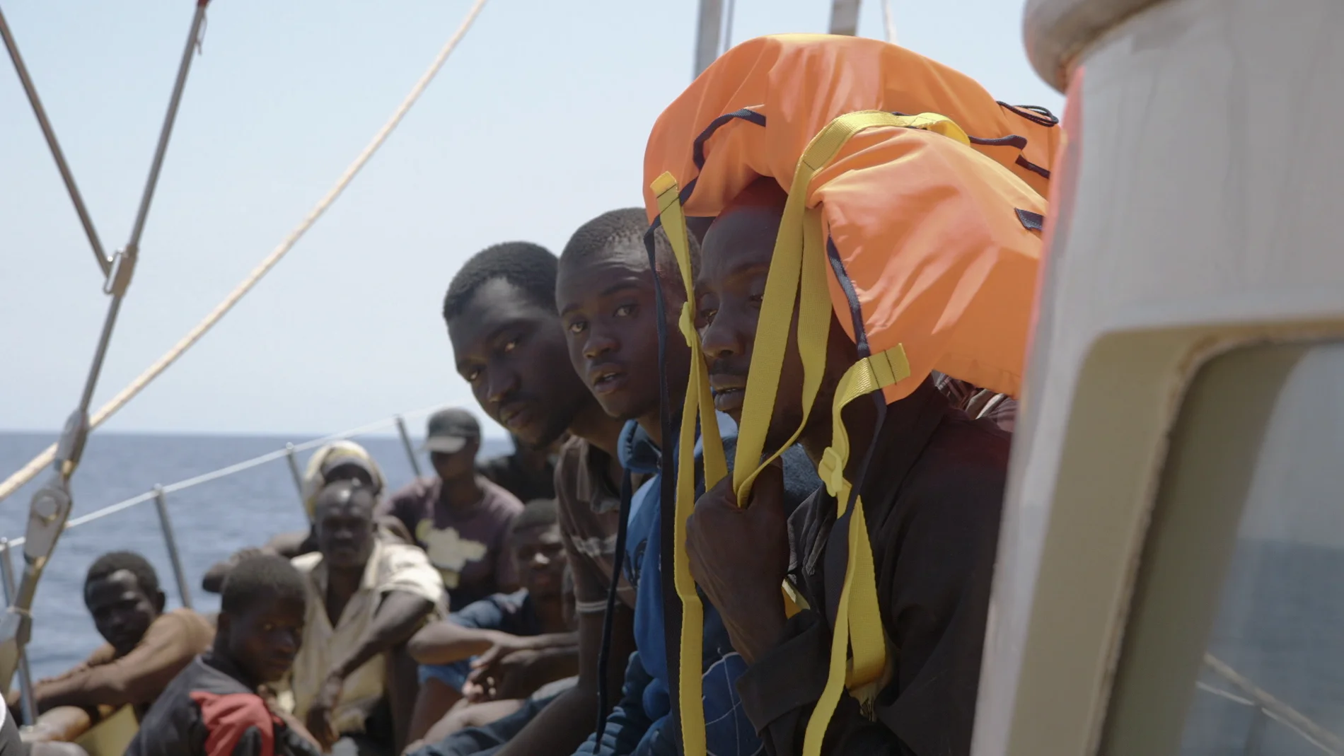 Un grupo de refugiados, a bordo del Astral