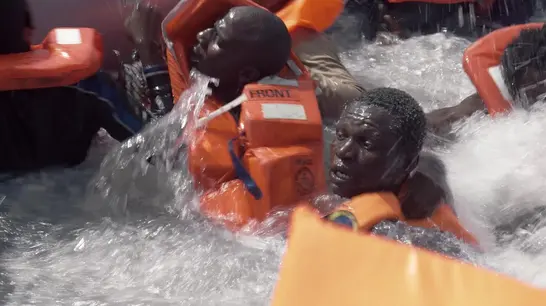 Sobrecogedor rescate de una lancha varada en el Mediterráneo