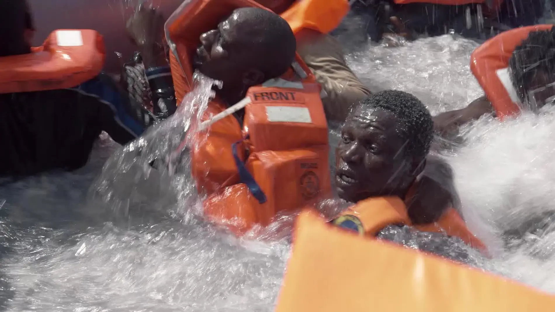 Sobrecogedor rescate de una lancha varada en el Mediterráneo