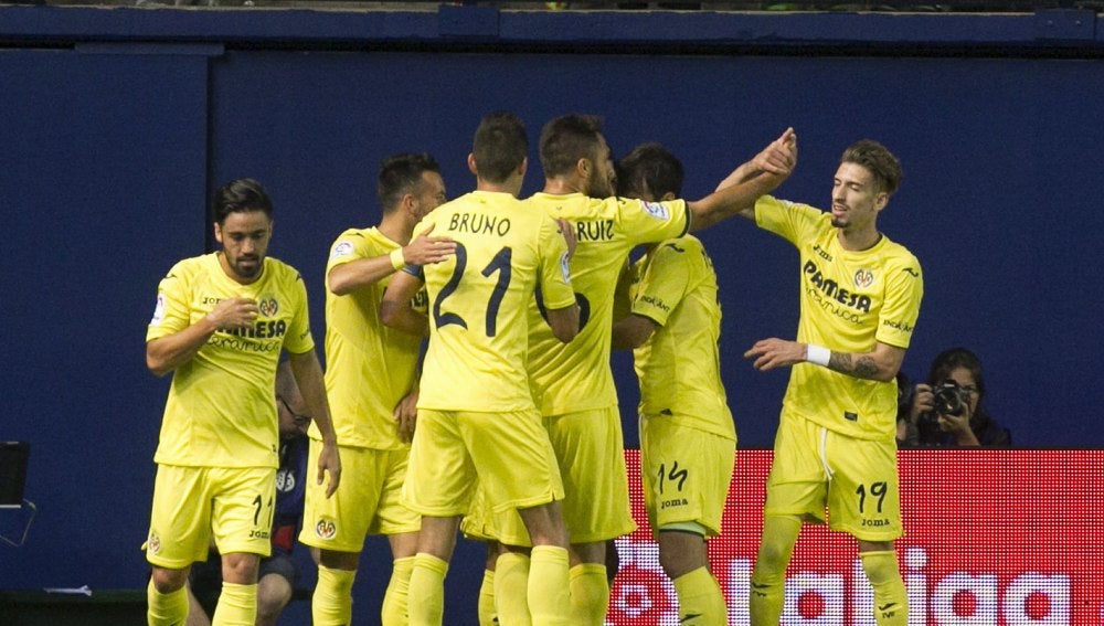 Los jugadores del Villarreal se abrazan para celebrar un gol