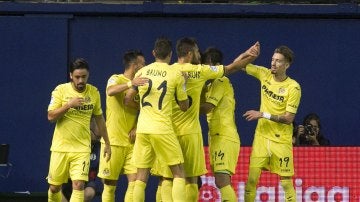 Los jugadores del Villarreal se abrazan para celebrar un gol