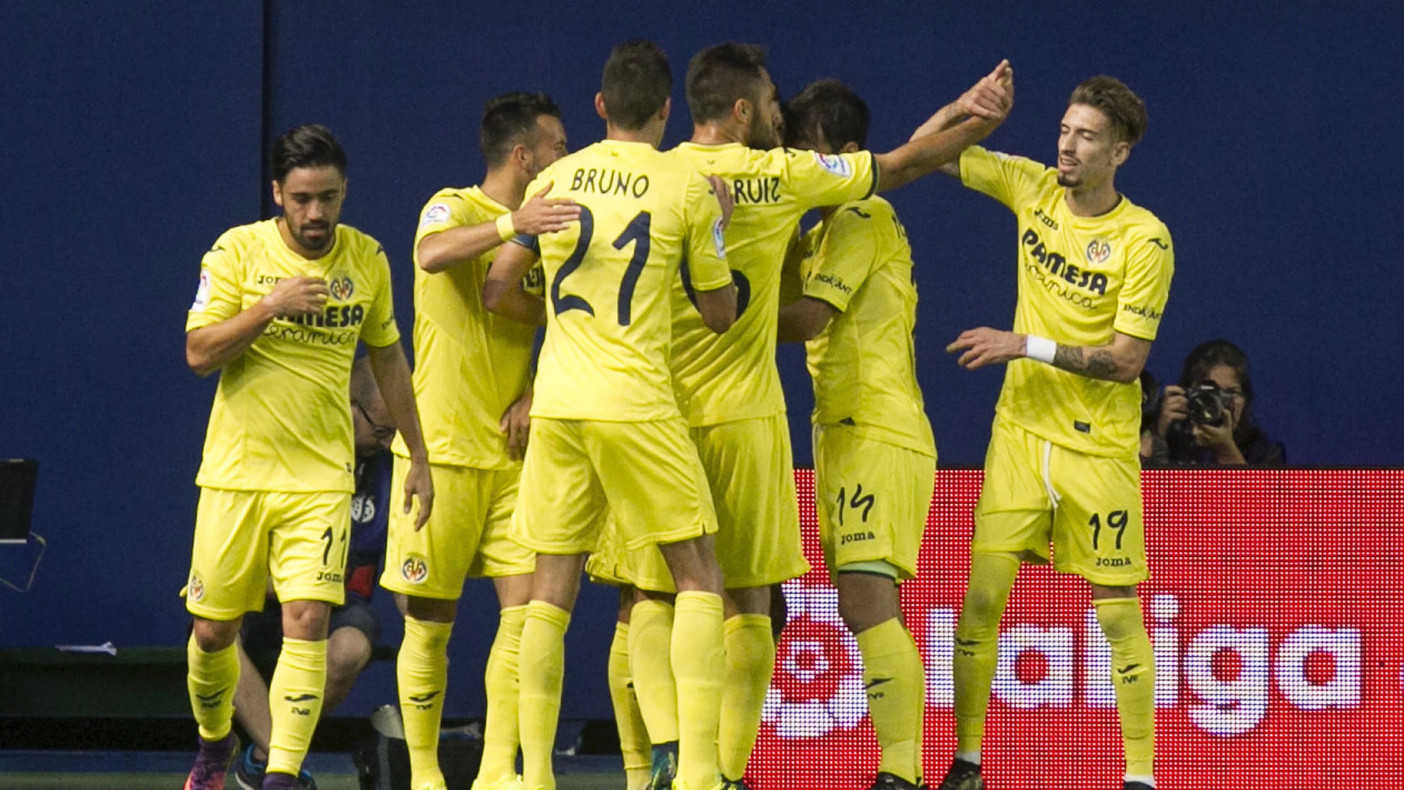 Los jugadores del Villarreal se abrazan para celebrar un gol