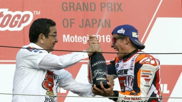 Márquez celebra en el podio de Motegi su Mundial de MotoGP