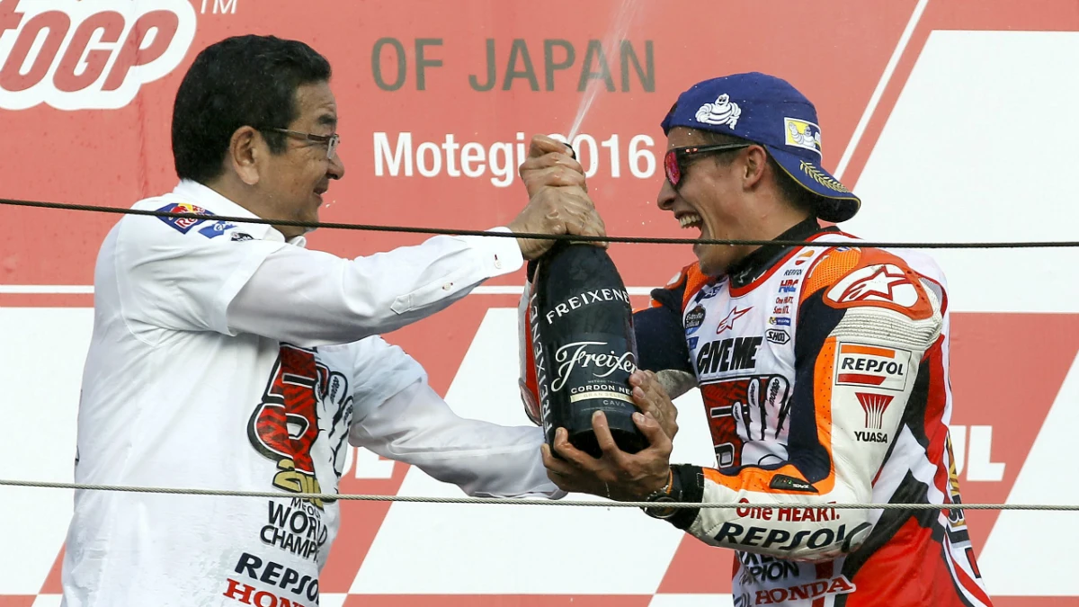 Márquez celebra en el podio de Motegi su Mundial de MotoGP Márquez celebra en el podio de Motegi su Mundial de MotoGP
