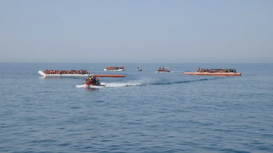 Voluntarios de ProActiva Open Arms rescatan varios dinguis llenos de refugiados Voluntarios de ProActiva Open Arms rescatan varios dinguis llenos de refugiados
