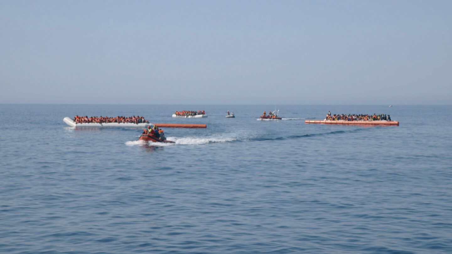Voluntarios de ProActiva Open Arms rescatan varios dinguis llenos de refugiados