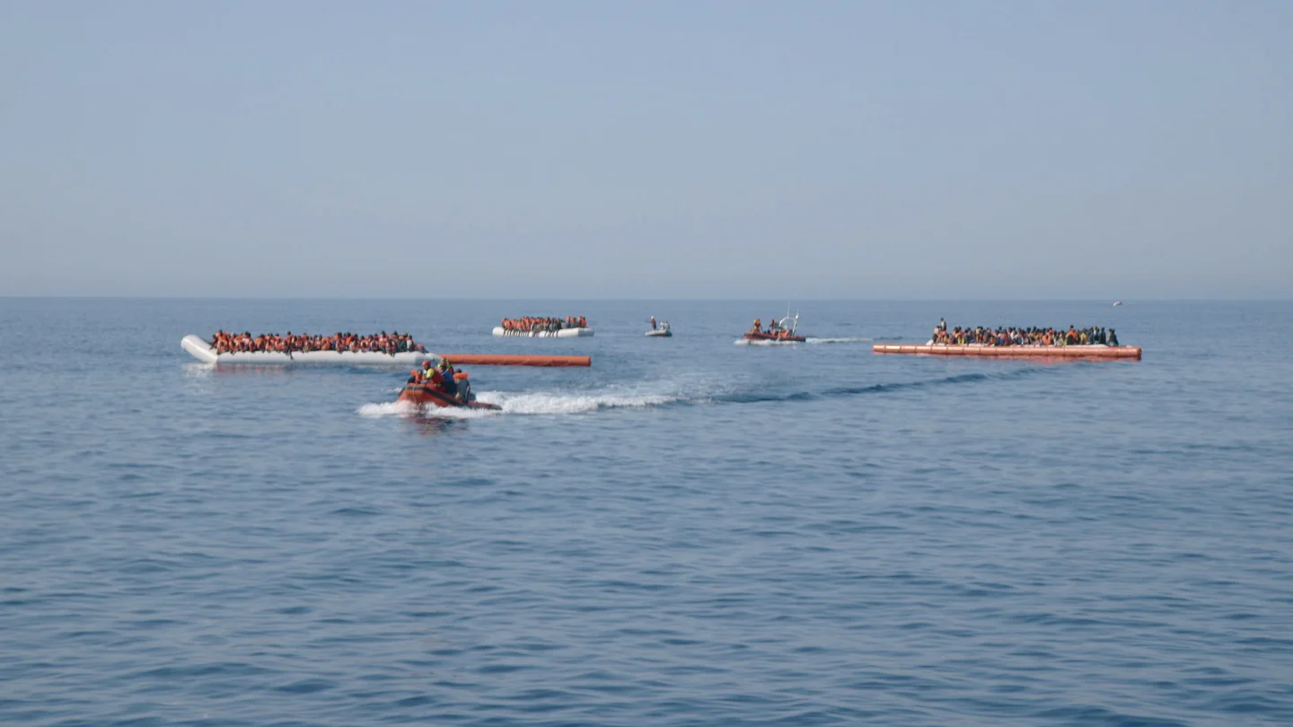 Voluntarios de ProActiva Open Arms rescatan varios dinguis llenos de refugiados Voluntarios de ProActiva Open Arms rescatan varios dinguis llenos de refugiados