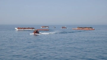 Voluntarios de ProActiva Open Arms rescatan varios dinguis llenos de refugiados