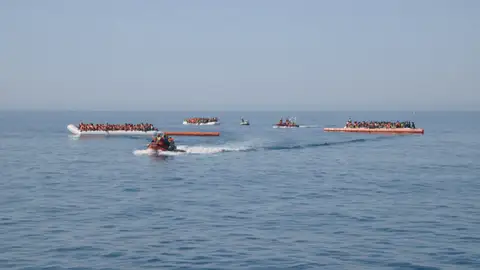 Voluntarios de ProActiva Open Arms rescatan varios dinguis llenos de refugiados Voluntarios de ProActiva Open Arms rescatan varios dinguis llenos de refugiados
