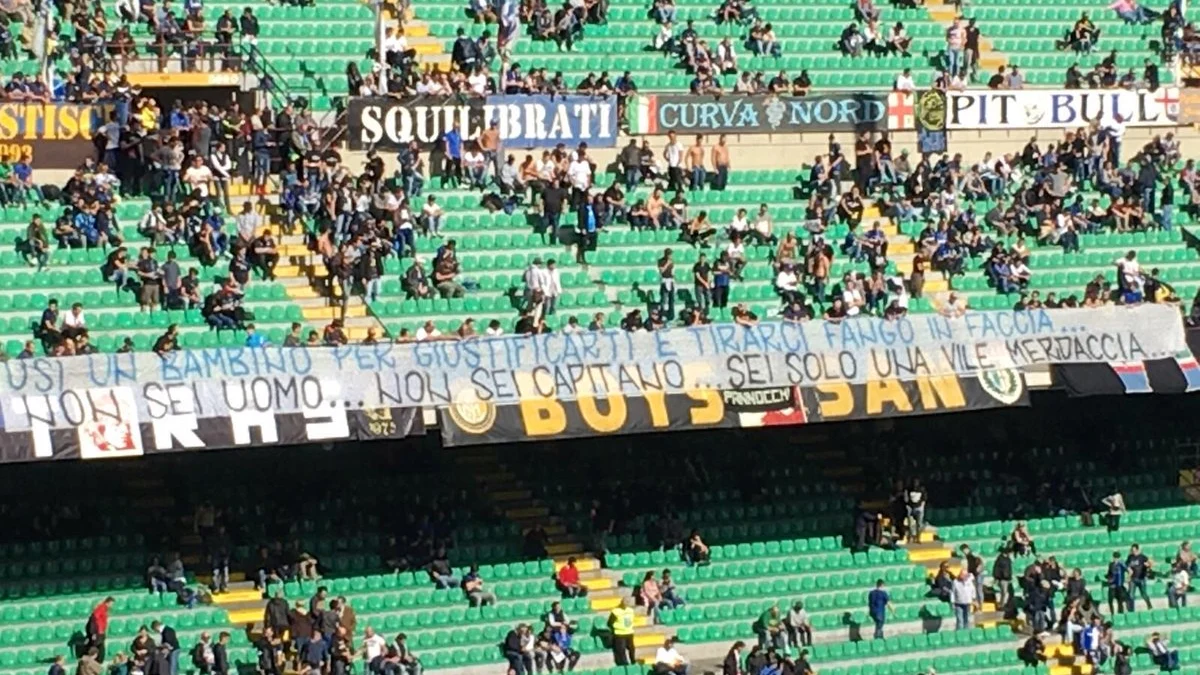 Pancarta de la Curva Nord a Icardi