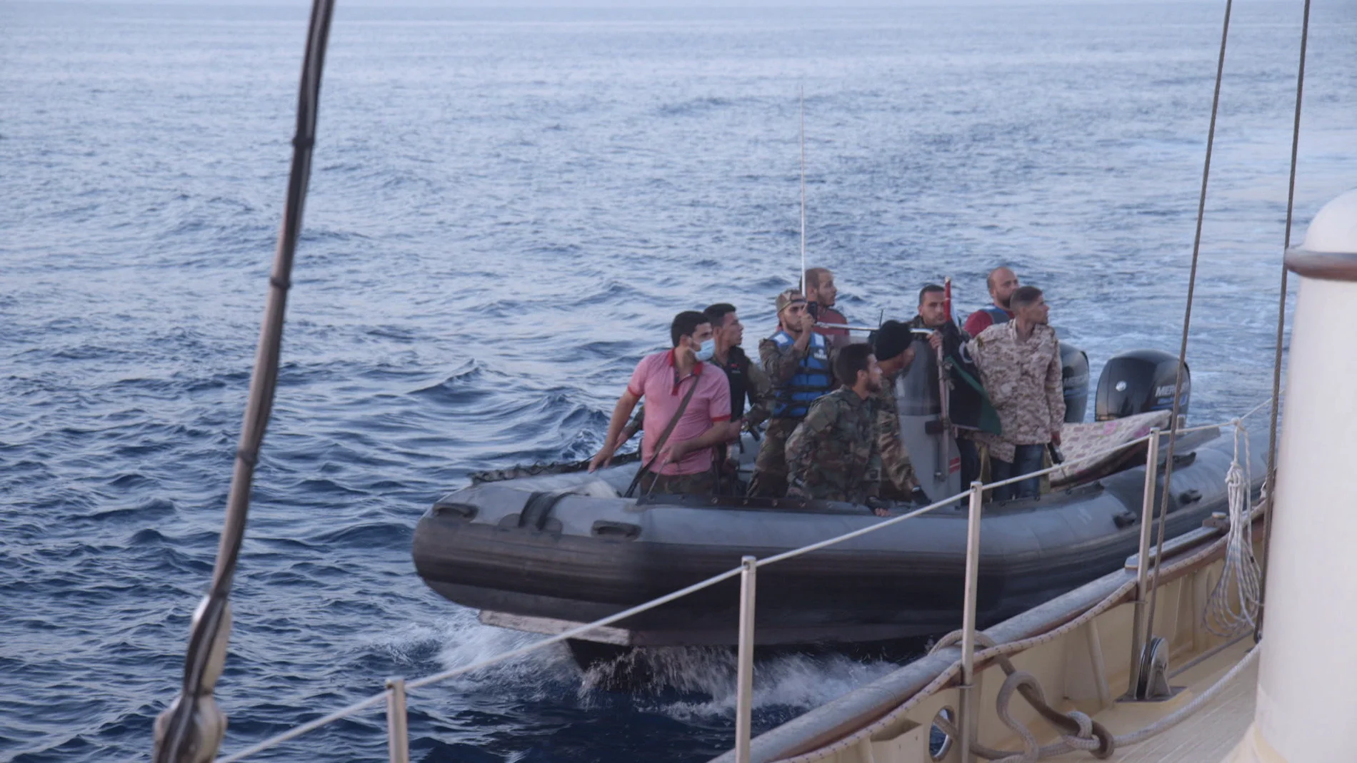 'Guardacostas' libios se aproximan y suben a bordo del Astral