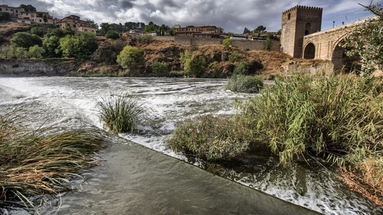 El río Tajo cubierto de espuma blanca El río Tajo cubierto de espuma blanca