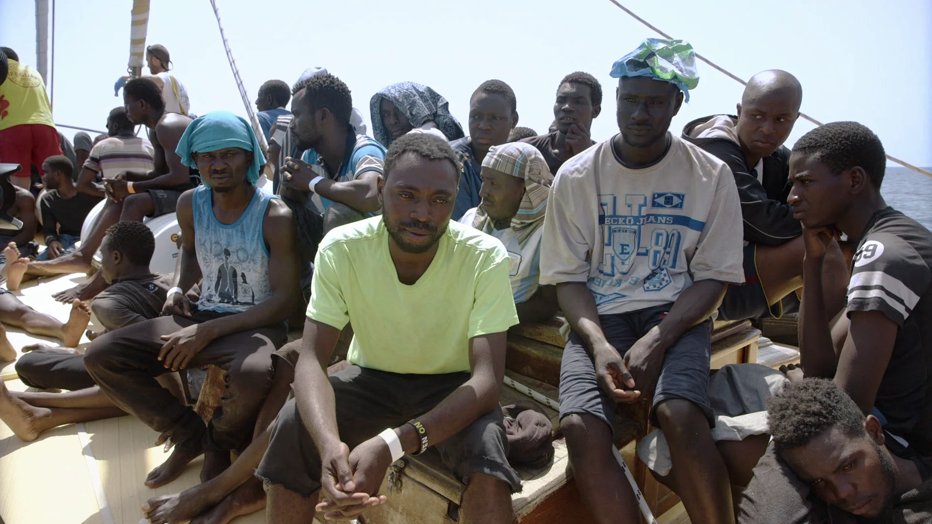 Un grupo de refugiados, tras ser rescatados por ProActiva Open Arms