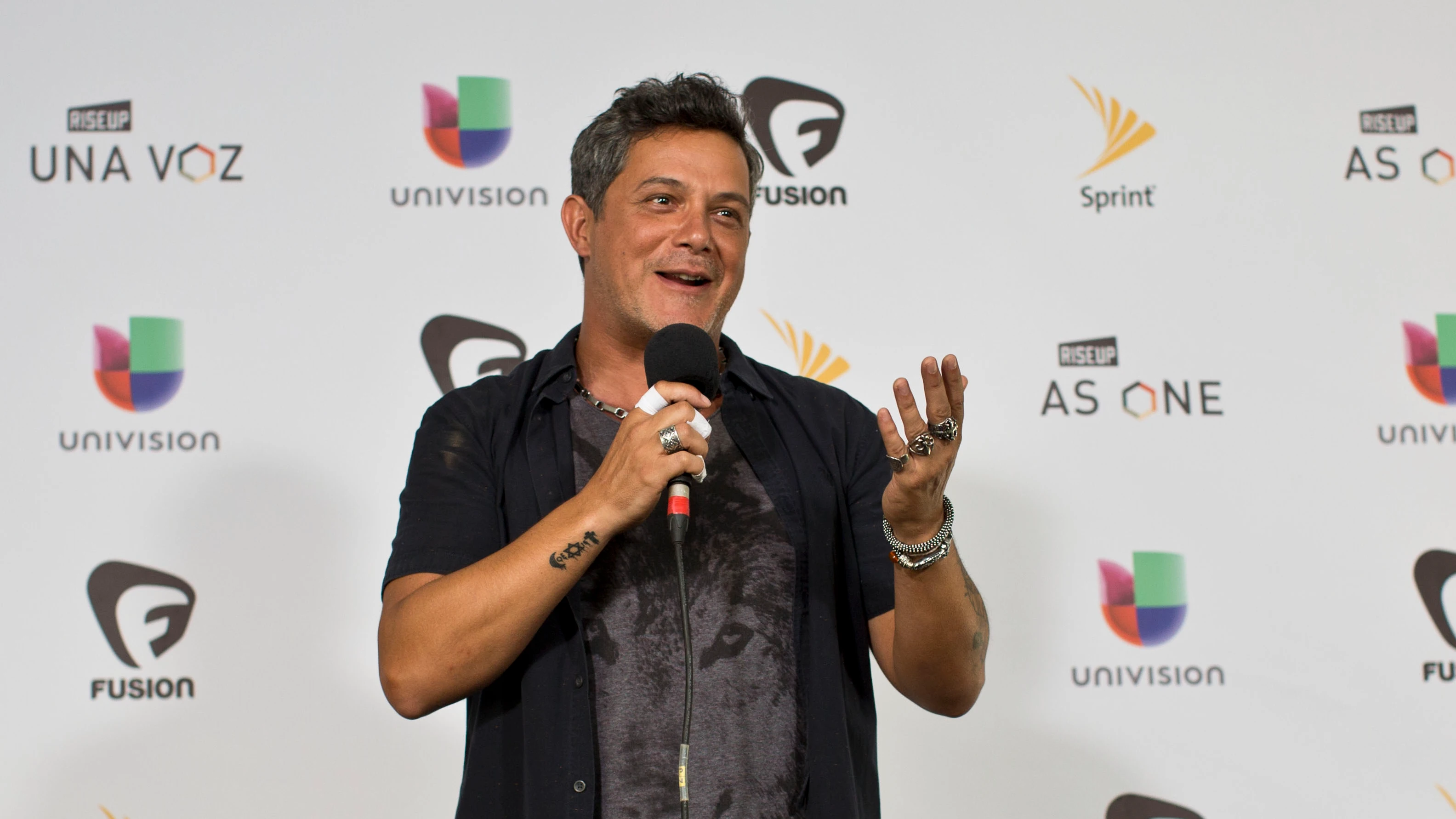 El cantante español Alejandro Sanz participa del concierto "Rise Up As One" celebrado en la frontera entre México y Estados Unidos, para reivindicar la diversidad, unión, y respeto a las diferencias