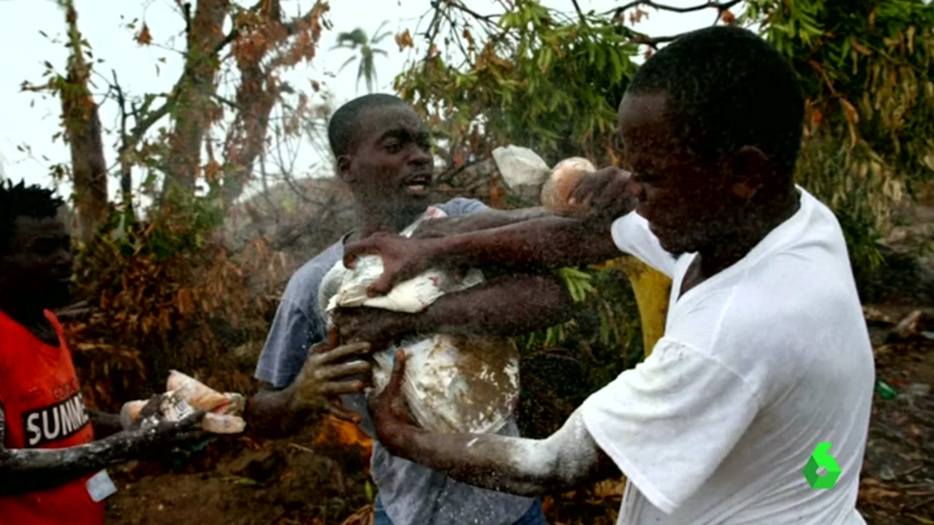 Frame 23.521928 de: Tensiones en Haití por la necesidad urgente de ayuda humanitaria tras el huracán Matthew
