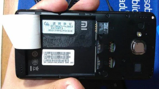 Pegatina que, al parecer, ocultaba la marca en los teléfonos Zetta Pegatina que, al parecer, ocultaba la marca en los teléfonos Zetta