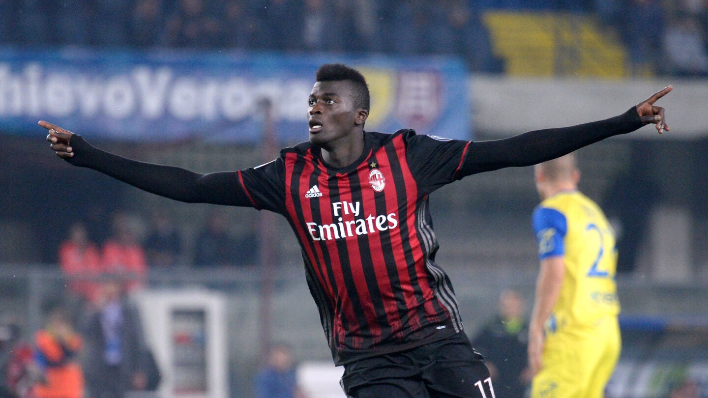 M'Baye Niang celebra su gol ante el Chievo