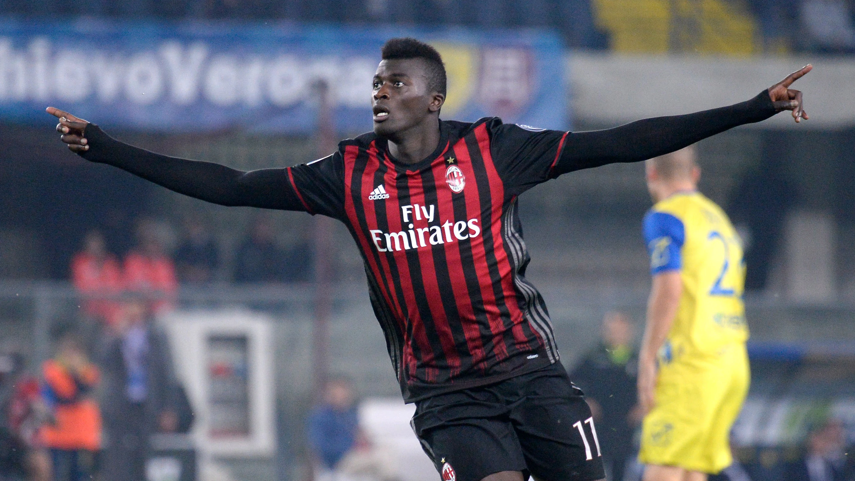 M'Baye Niang celebra su gol ante el Chievo