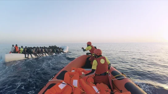 Miembros de ProActiva intentan ayudar a una lancha llena de refugiados Miembros de ProActiva intentan ayudar a una lancha llena de refugiados