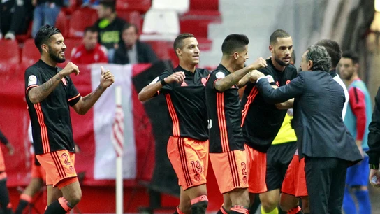 Los jugadores del Valencia celebran un gol con Prandelli Los jugadores del Valencia celebran un gol con Prandelli