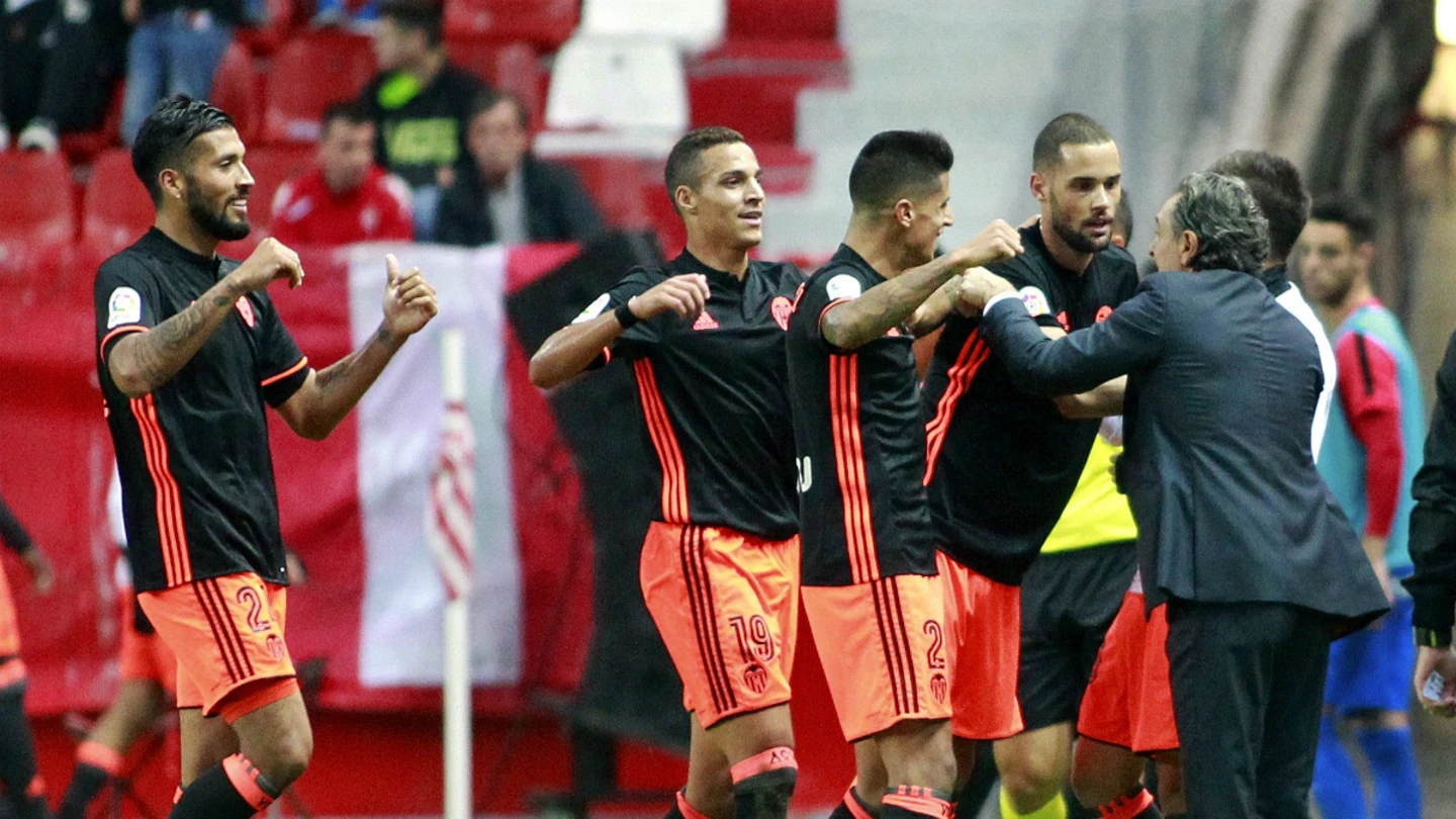 Los jugadores del Valencia celebran un gol con Prandelli Los jugadores del Valencia celebran un gol con Prandelli