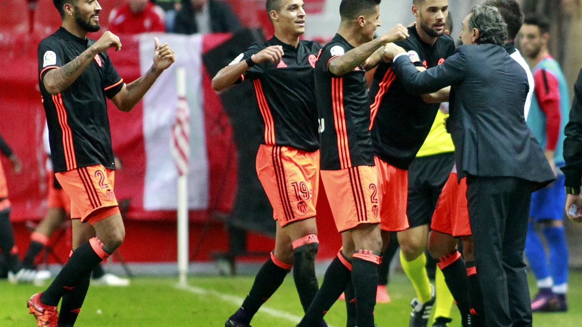 Los jugadores del Valencia celebran un gol con Prandelli