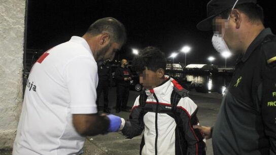 Efectivos de Salvamento mar&iacute;timo han rescatado esta madrugada a seis inmigrantes de origen magreb&iacute;