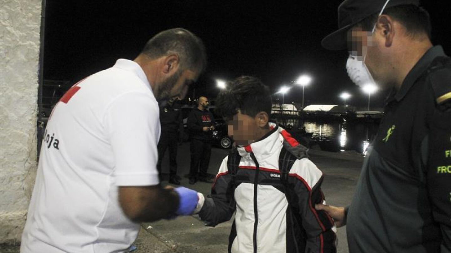 Efectivos de Salvamento mar&iacute;timo han rescatado esta madrugada a seis inmigrantes de origen magreb&iacute;