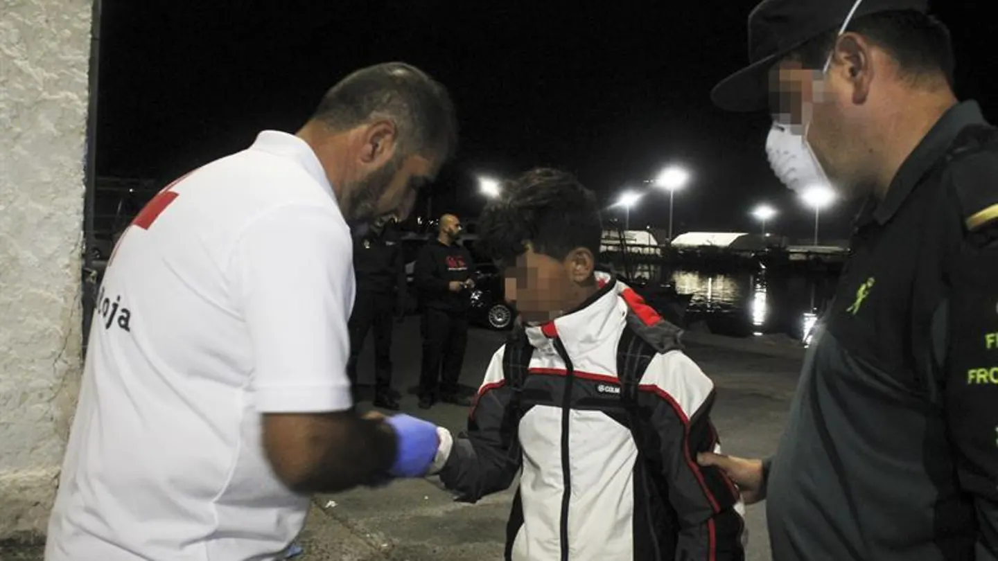 Efectivos de Salvamento marítimo han rescatado esta madrugada a seis inmigrantes de origen magrebí Efectivos de Salvamento marítimo han rescatado esta madrugada a seis inmigrantes de origen magrebí