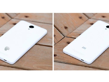 Comparativa del reverso de dos teléfonos Zetta y Xiaomi Comparativa del reverso de dos teléfonos Zetta y Xiaomi
