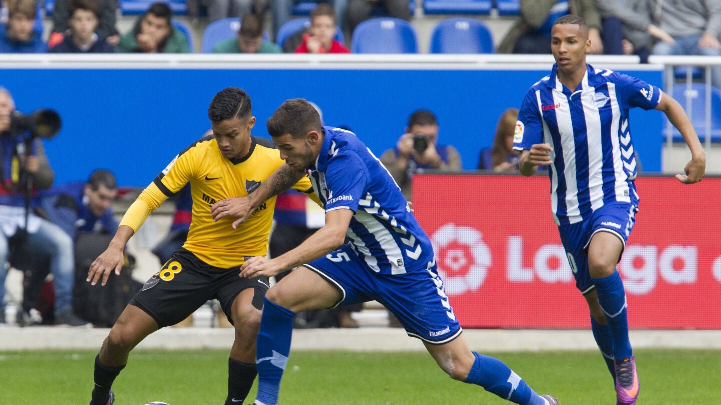 Alekasandar Katai y Rosales pelean por el bal&oacute;n en el partido de Liga