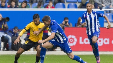 Alekasandar Katai y Rosales pelean por el balón en el partido de Liga