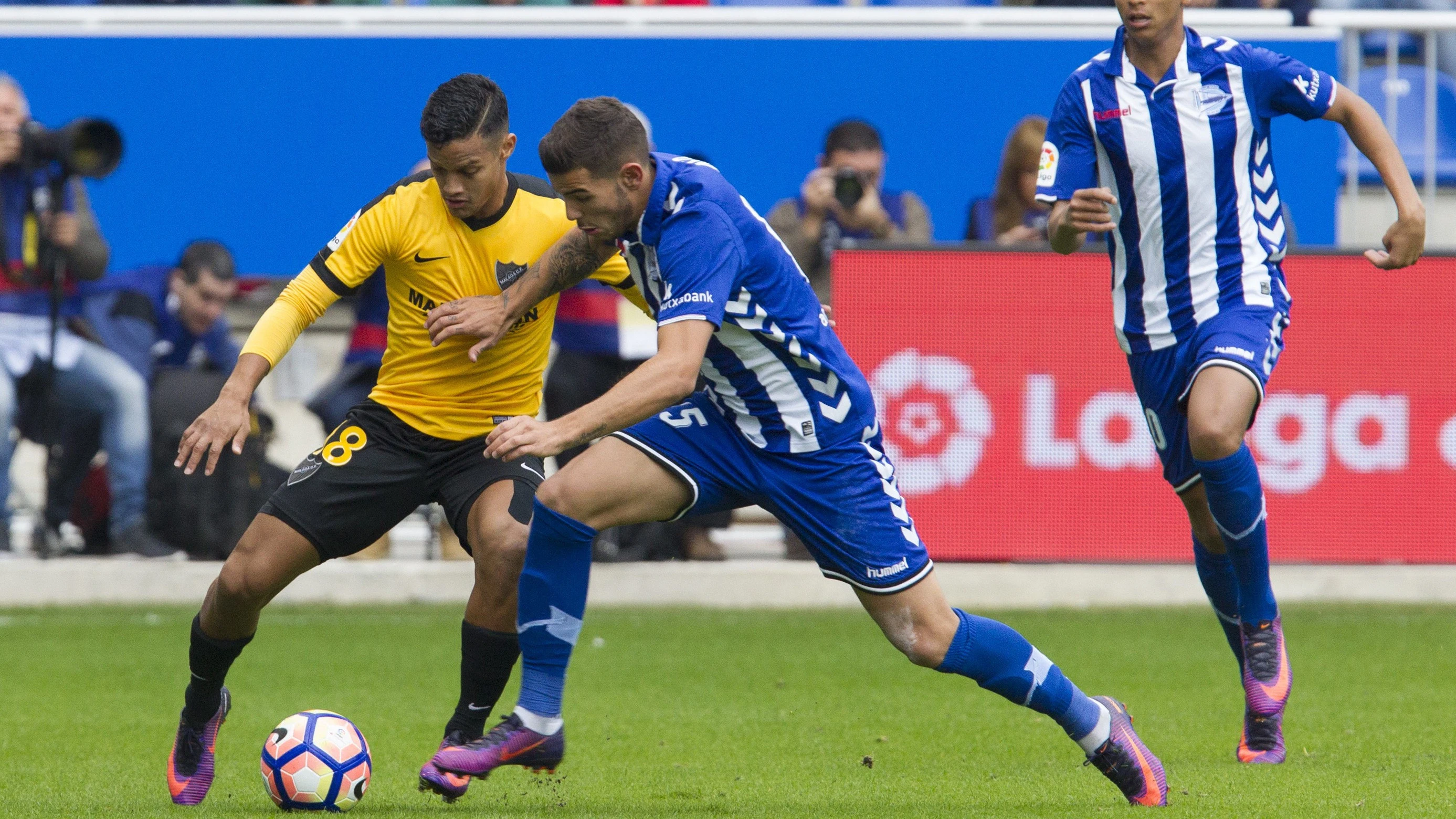 Alekasandar Katai y Rosales pelean por el balón en el partido de Liga