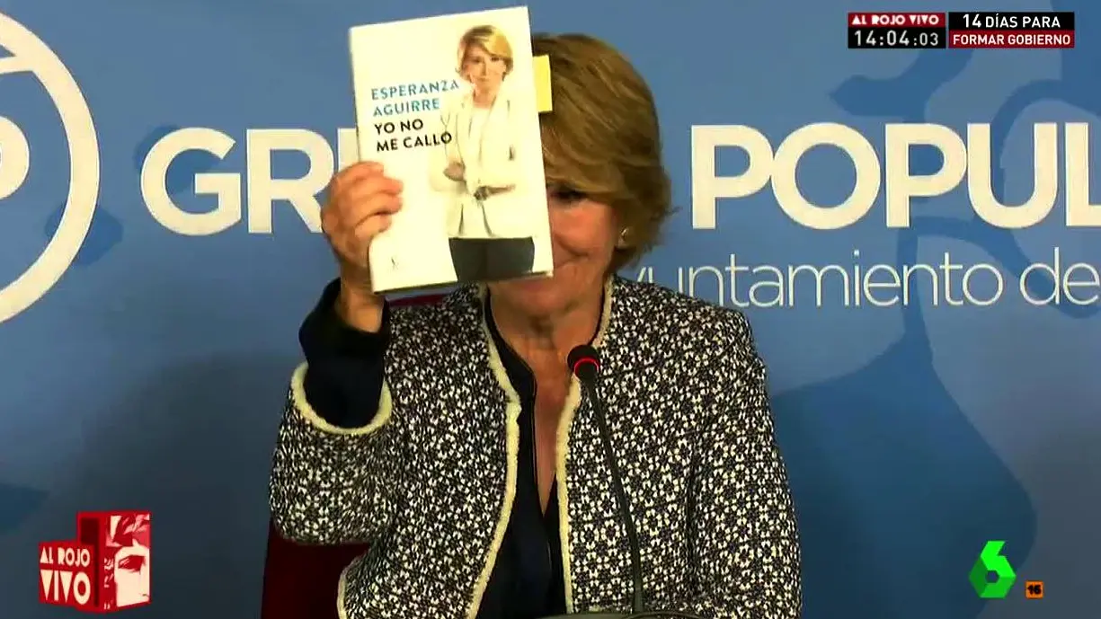 Esperanza Aguirre enseña su libro ante los medios