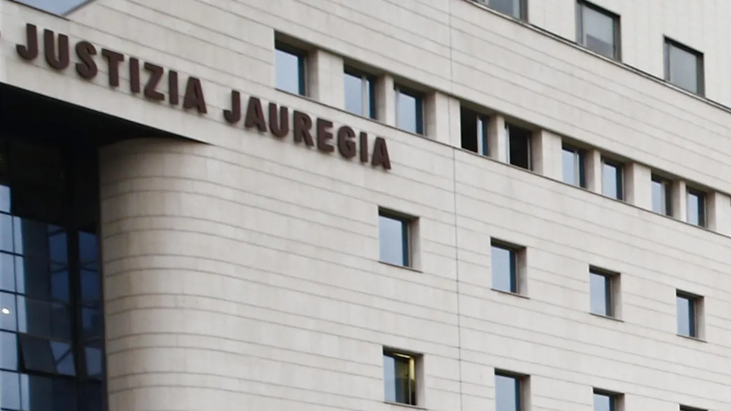 Vista de las letras del Palacio de Justicia de Pamplona Vista de las letras del Palacio de Justicia de Pamplona