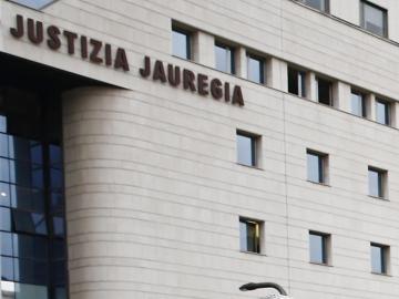 Vista de las letras del Palacio de Justicia de Pamplona Vista de las letras del Palacio de Justicia de Pamplona