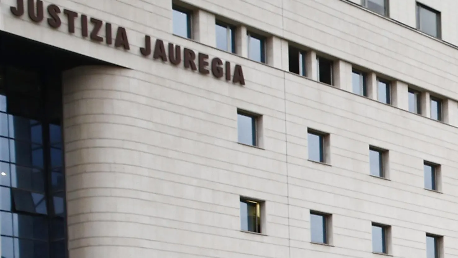 Vista de las letras del Palacio de Justicia de Pamplona